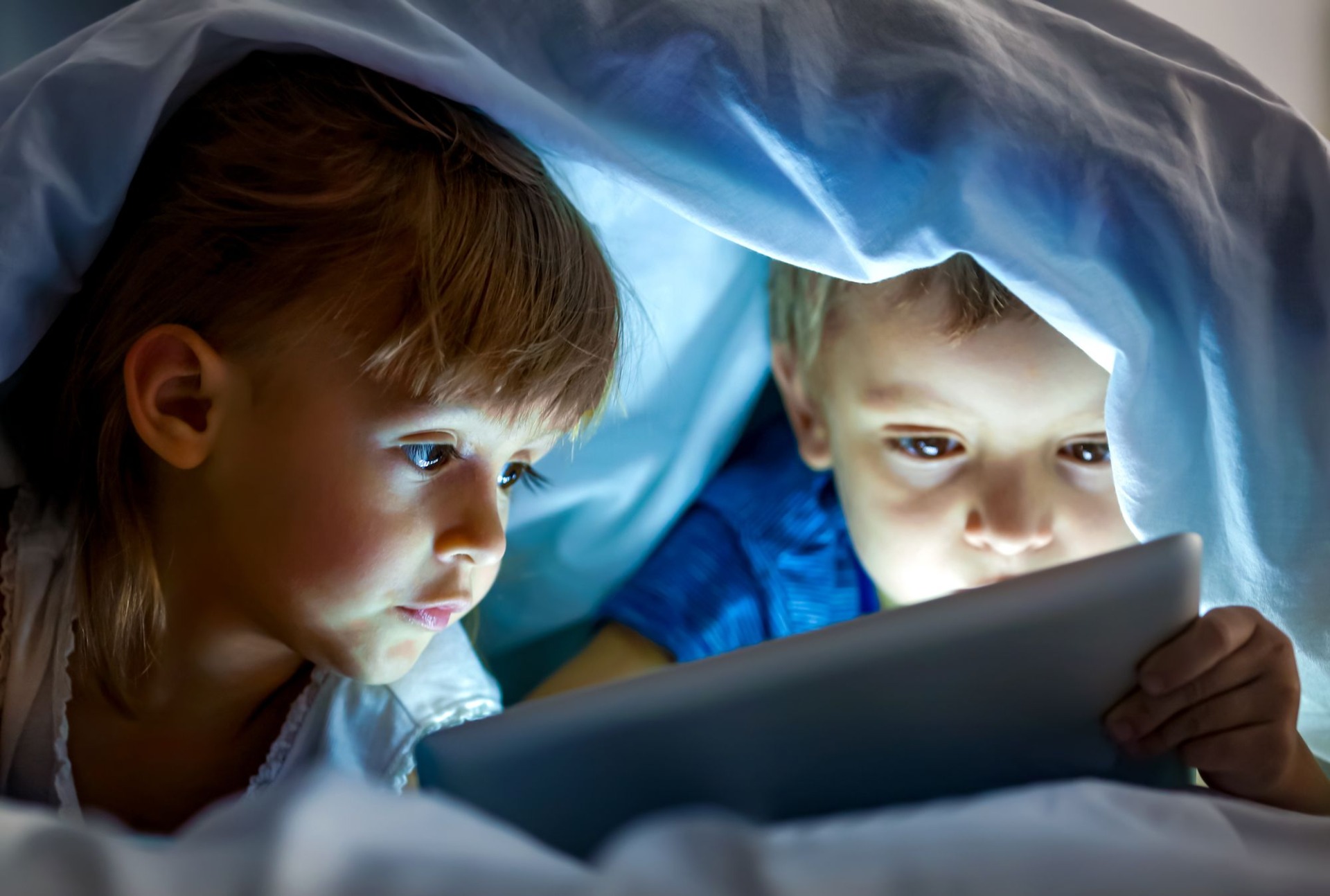 Crianças e adolescentes nunca devem perder uma noite de sono na frente de uma tela.