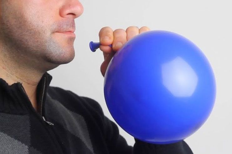 O exercício de encher balões é um exemplo eficaz e barato de treinar a musculatura respiratória.